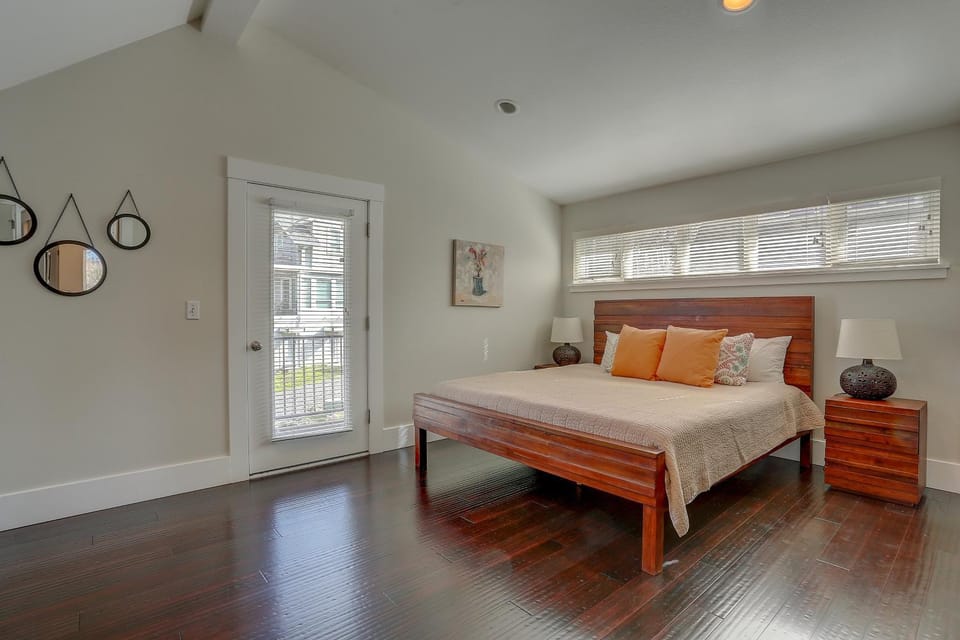 Surfs Up Spacious Hood River Home - 30 Day Minimum Stay home House in Hood River