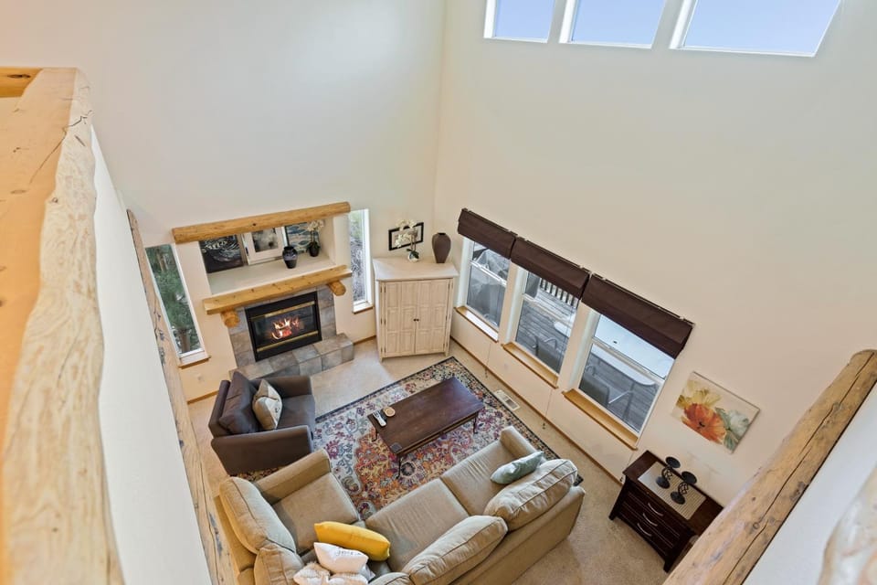 Quiet River Spacious Hood River Home - 30 Day Minimum! townhouse House in Bend