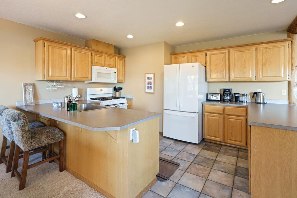 Quiet River Spacious Hood River Home - 30 Day Minimum! townhouse House in Bend