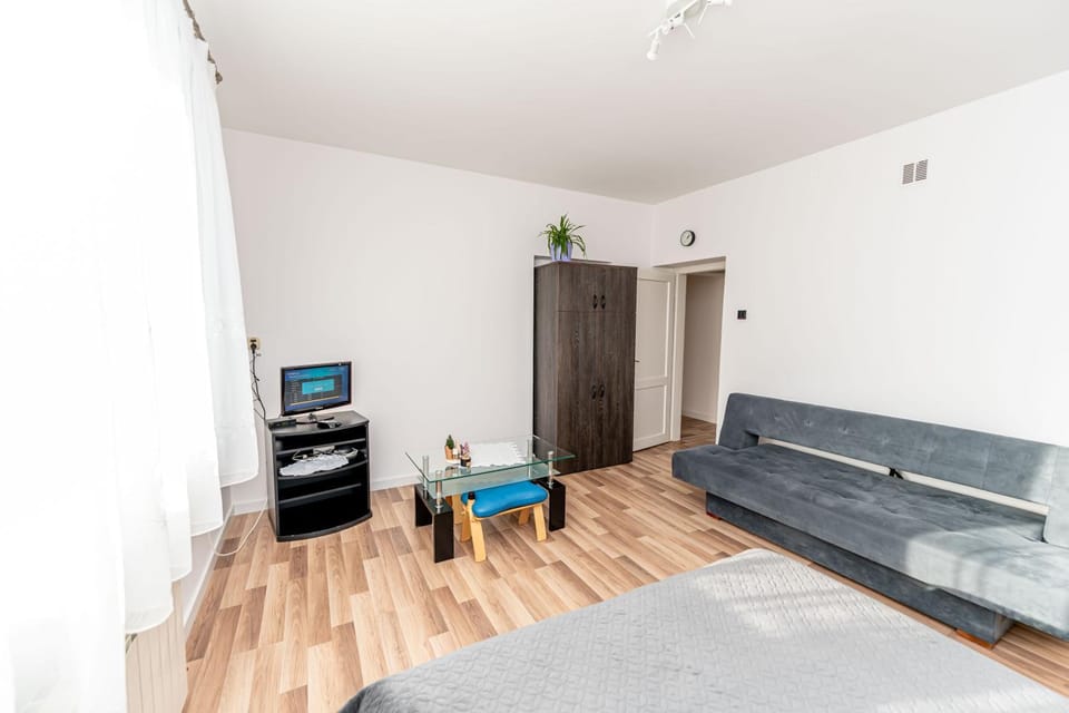 TV and multimedia, Photo of the whole room, Bedroom