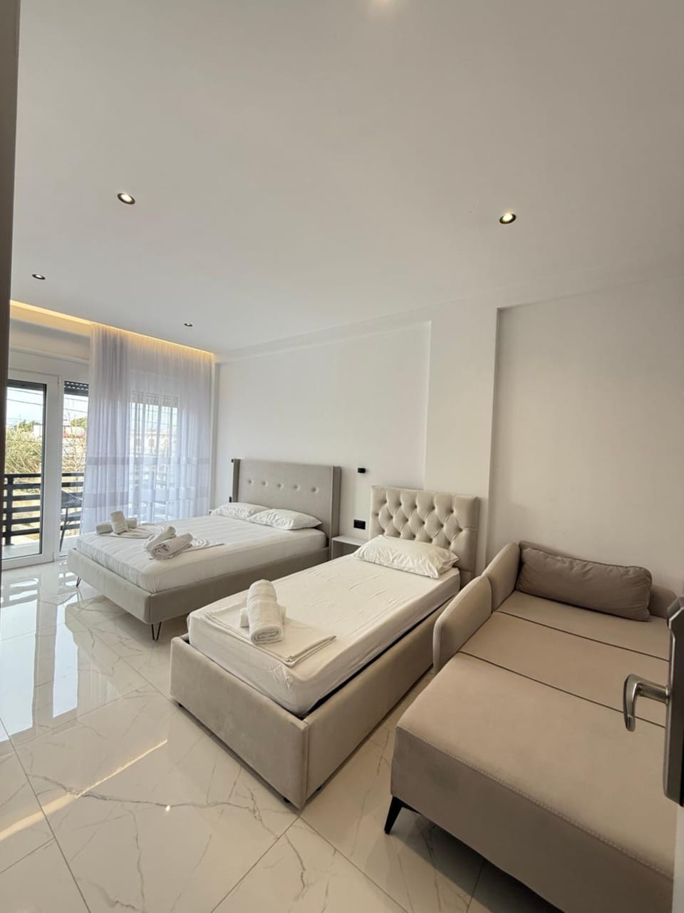 Bed, Photo of the whole room, Seating area, Bedroom