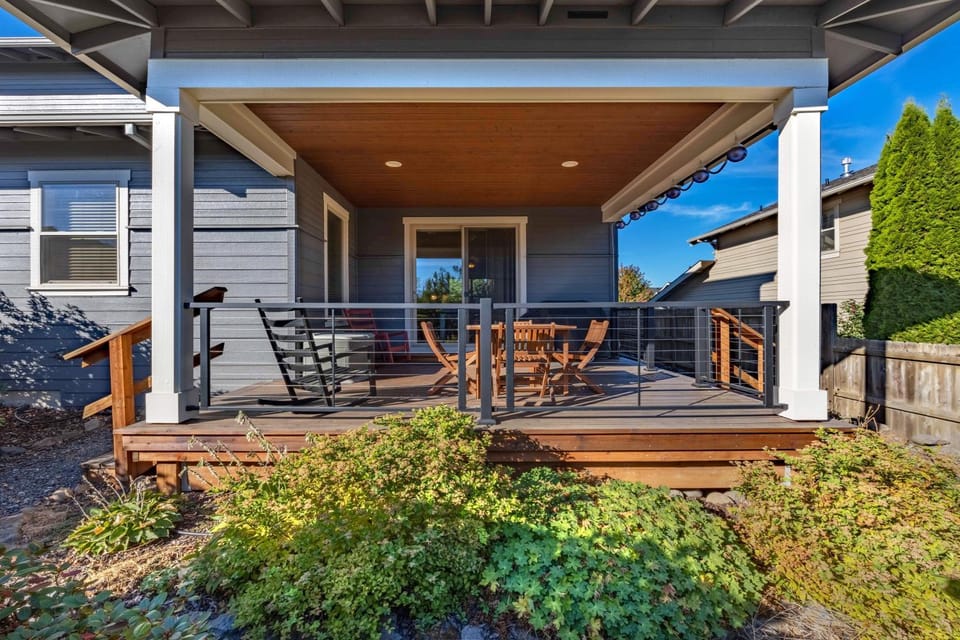 Redtail 3 Bedroom with Spacious Kitchen and Covered Back Deck - 30 Day Stay home House in Hood River