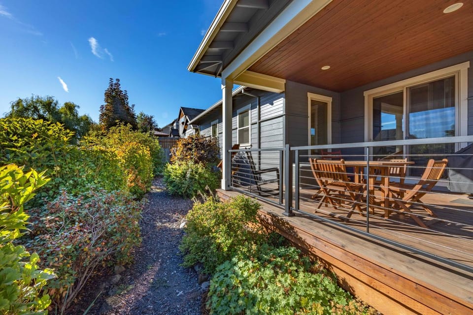 Redtail 3 Bedroom with Spacious Kitchen and Covered Back Deck - 30 Day Stay home House in Hood River