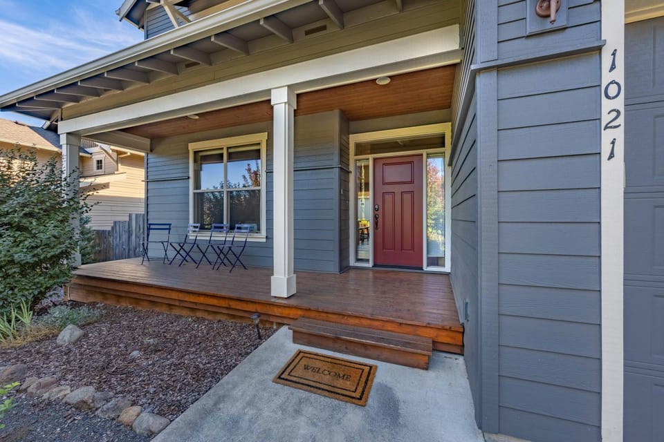 Redtail 3 Bedroom with Spacious Kitchen and Covered Back Deck - 30 Day Stay home House in Hood River