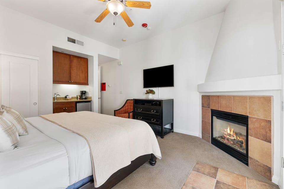 Deluxe King Casita Condo with Access to Outdoor Resort-Style Pool condo Apartment in Indian Wells