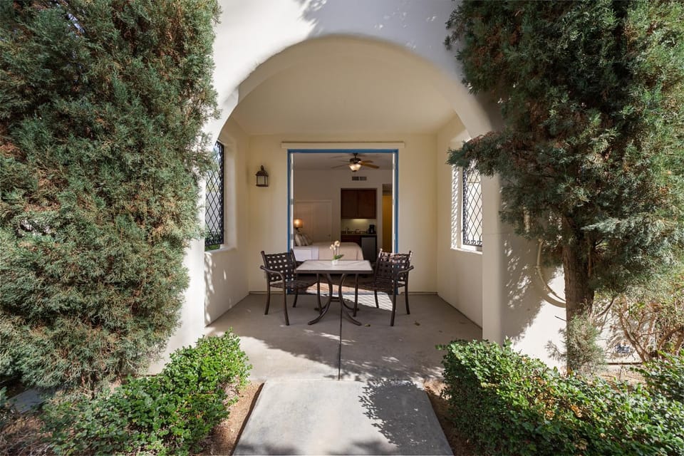 Deluxe King Casita Condo with Access to Outdoor Resort-Style Pool condo Apartment in Indian Wells