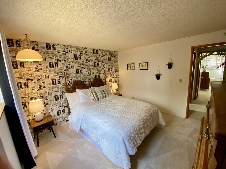 Hollinshead Haven Home with BBQ & Free Wifi - 30 days min home House in Bend