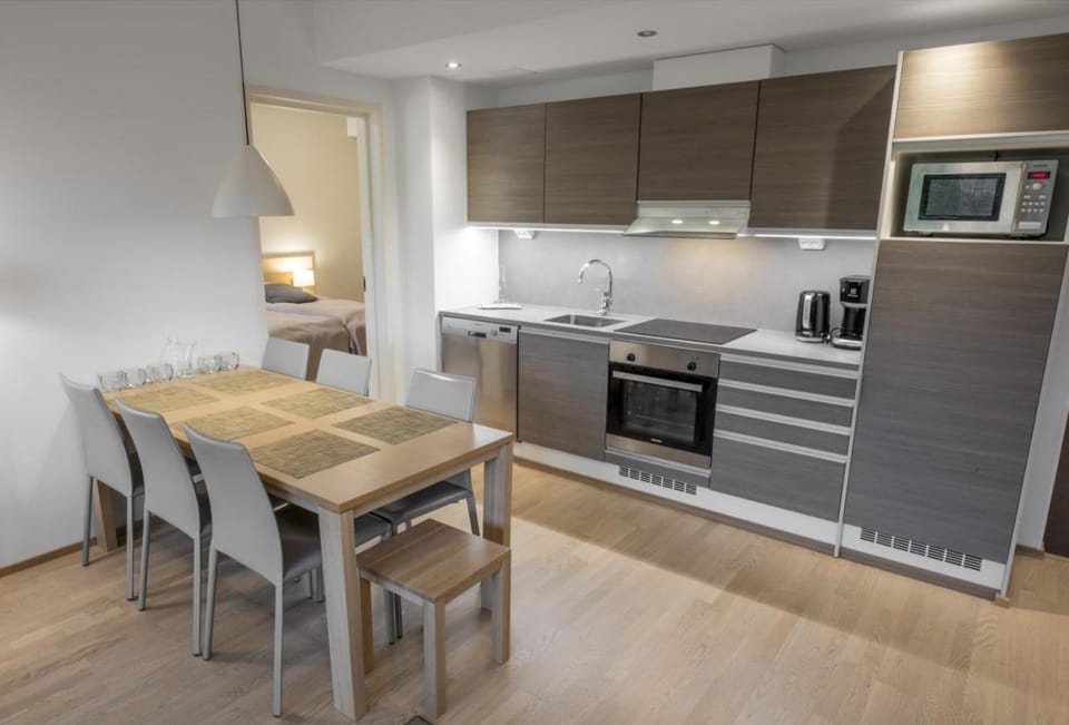 Coffee/tea facilities, Kitchen or kitchenette, Dining area, dishwasher, microwave, oven, stove