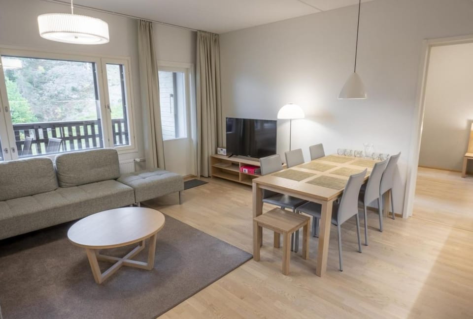 TV and multimedia, Living room, Seating area, Dining area