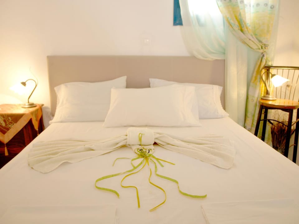 Bed, Decorative detail, Breakfast