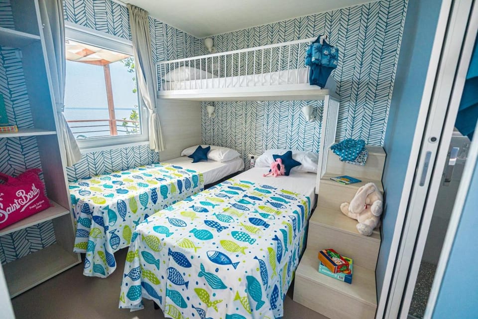 Photo of the whole room, Bedroom, bunk bed