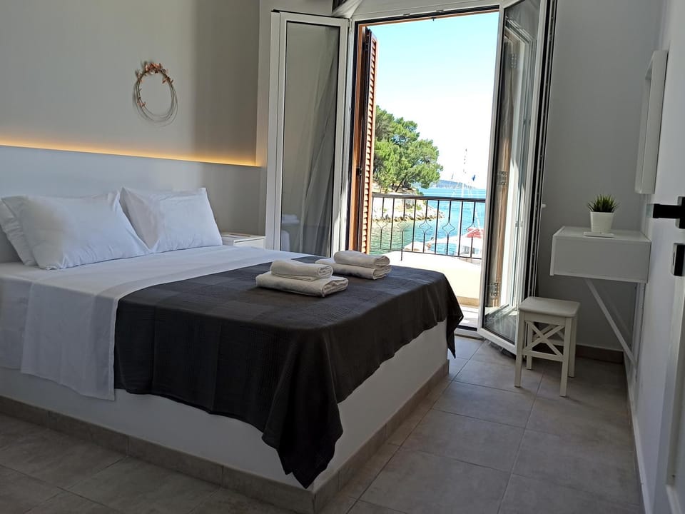 Bed, View (from property/room), Balcony/Terrace, Decorative detail, Bedroom, Sea view