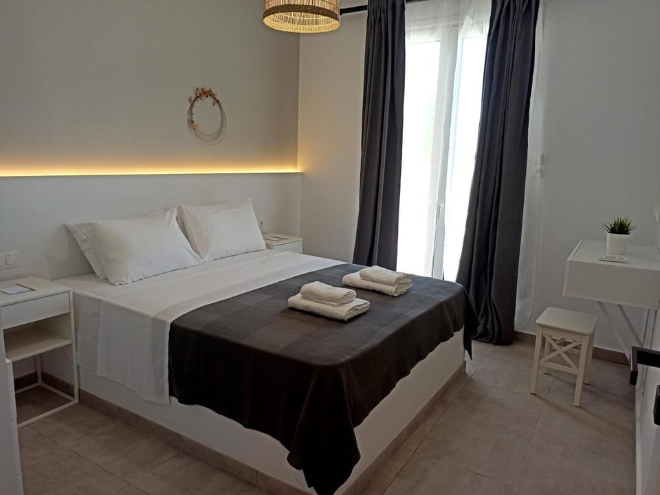 Bed, View (from property/room), Decorative detail, Bedroom, Sea view