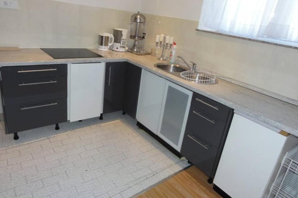 Coffee/tea facilities, Kitchen or kitchenette, dishwasher, minibar, stove