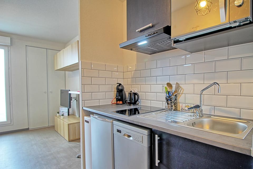 Kitchen or kitchenette, dishwasher, minibar