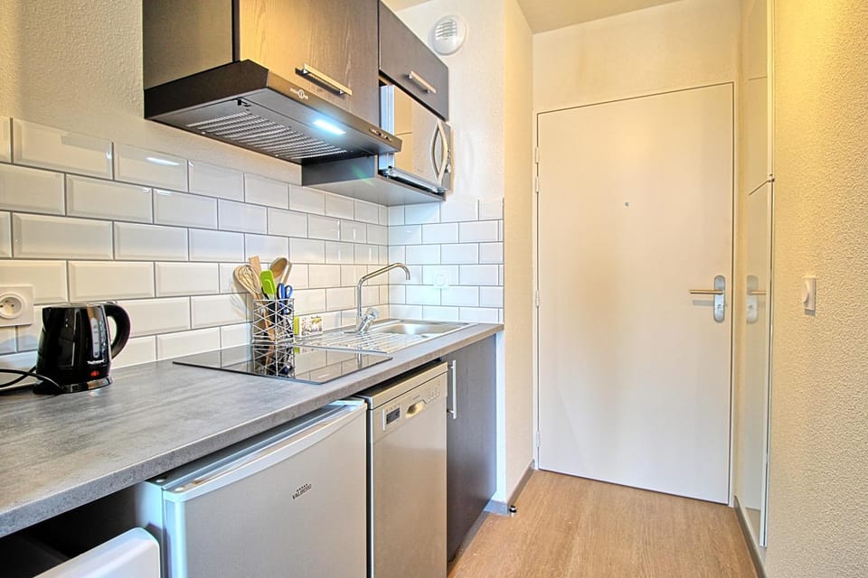 Kitchen or kitchenette, dishwasher, minibar