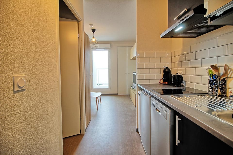 Kitchen or kitchenette, dishwasher, minibar