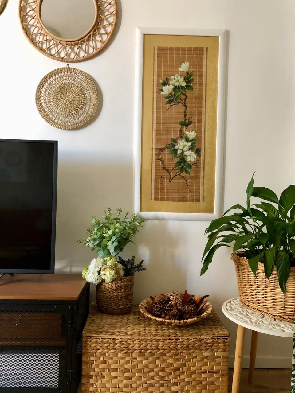 TV and multimedia, Living room, Decorative detail, Seating area