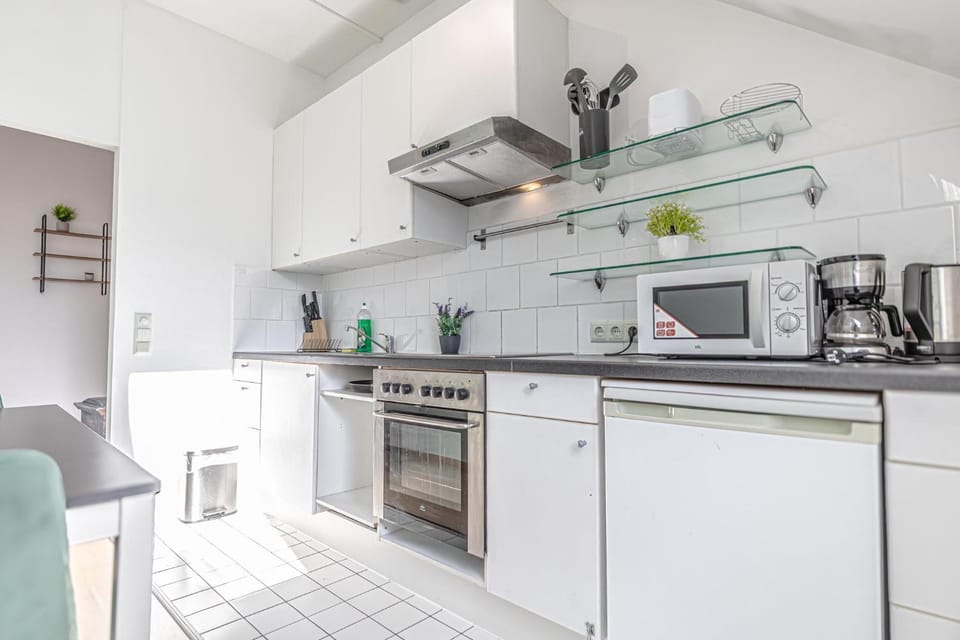 Coffee/tea facilities, Kitchen or kitchenette, stove