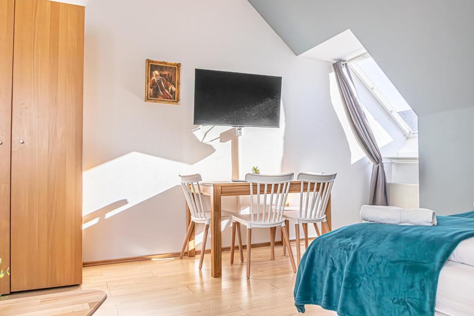 Bed, TV and multimedia, Seating area, Bedroom, wardrobe