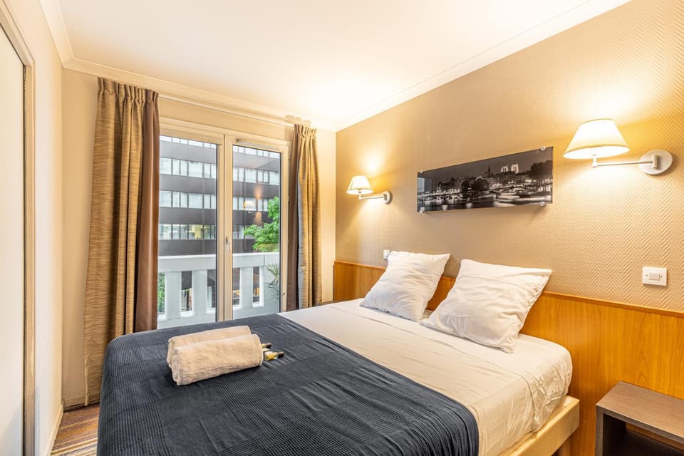 Bed, Bedroom, towels