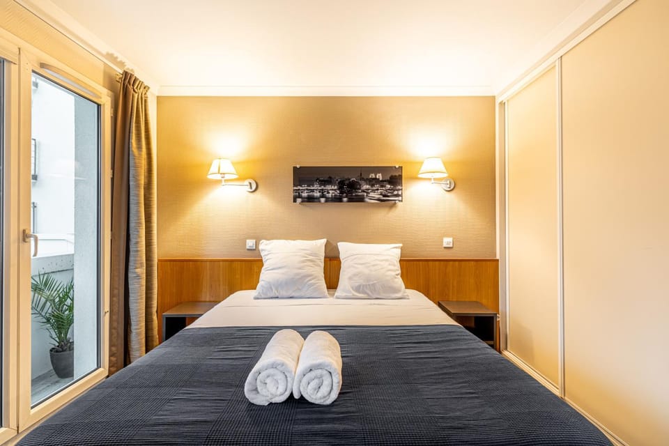 Bed, Bedroom, towels