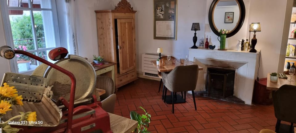 Le Belvédère - Chambres d'hôtes de charme et Restaurant Bed and Breakfast in Besse-sur-Issole