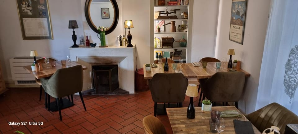 Le Belvédère - Chambres d'hôtes de charme et Restaurant Bed and Breakfast in Besse-sur-Issole