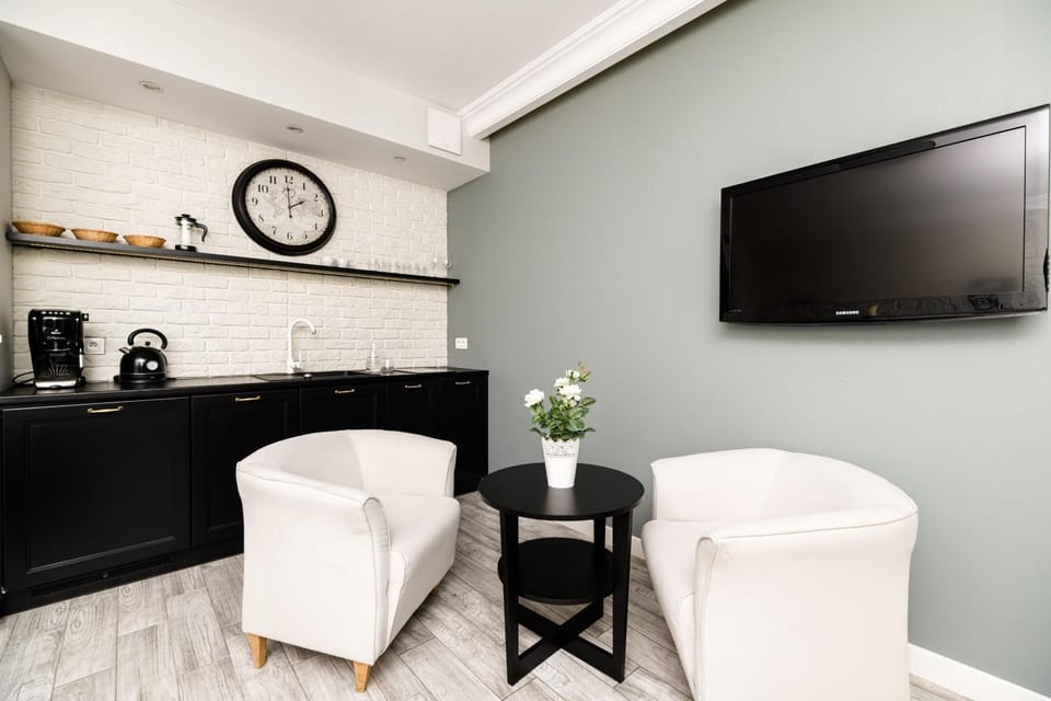 TV and multimedia, Kitchen or kitchenette, Seating area