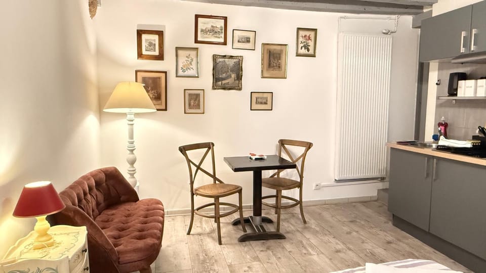 Kitchen or kitchenette, Living room, Seating area, Dining area