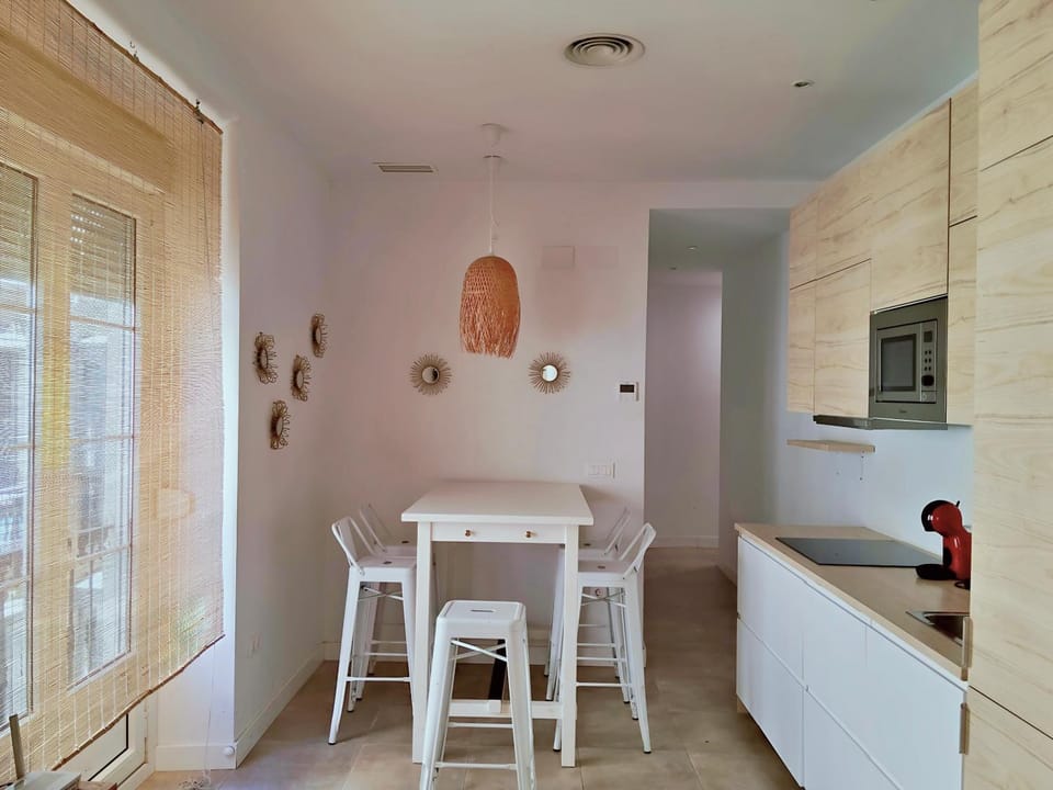 Kitchen or kitchenette, Dining area