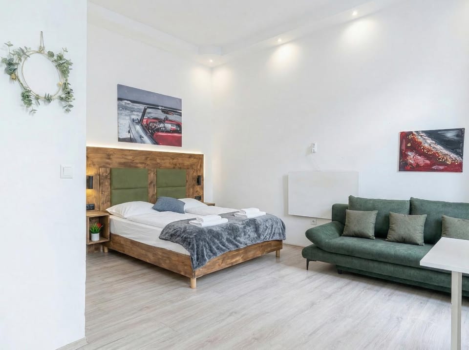 Bed, Seating area, Bedroom