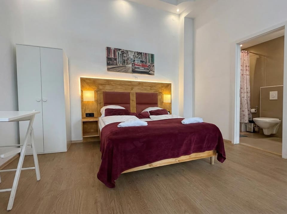 Bed, Bedroom, towels
