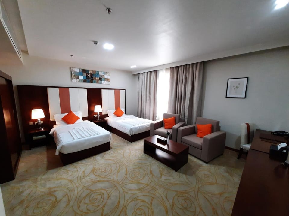 Bed, Photo of the whole room, Seating area