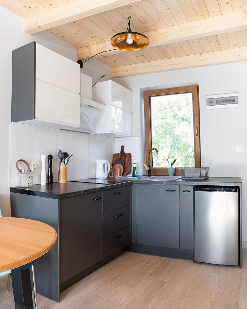 Coffee/tea facilities, Kitchen or kitchenette, stove