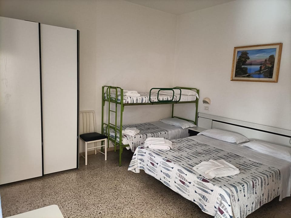 Bed, Photo of the whole room, bunk bed