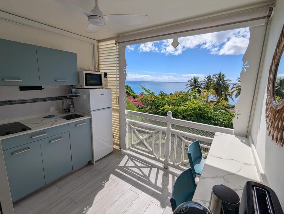 Day, Balcony/Terrace, Kitchen or kitchenette, Dining area, Street view