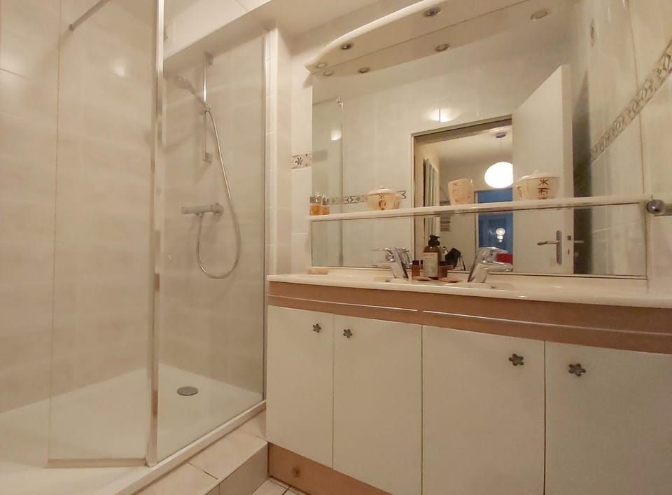 Shower, Bathroom, towels