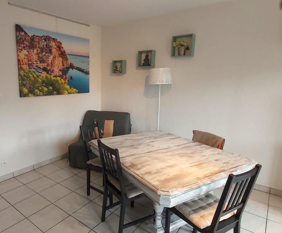 Game Room, Living room, Seating area, Dining area, Meals