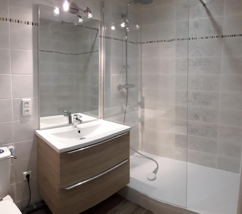 Shower, Bathroom, towels