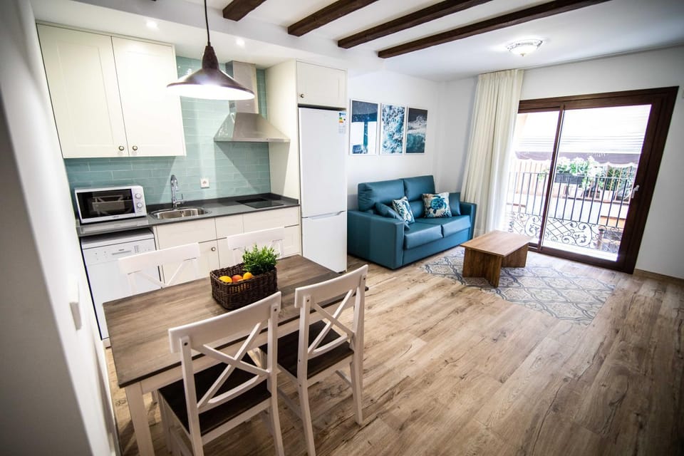 Kitchen or kitchenette, Living room, Seating area, Dining area, minibar, stove