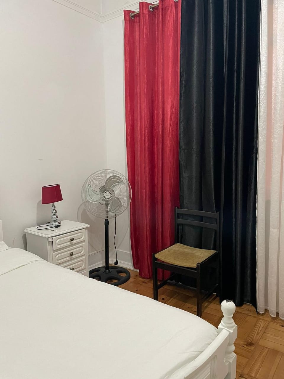 Nautic M1 R2 - Classy & Cozy Double Room with Shared Bathroom in Marques Pombal Bed and Breakfast in Lisbon