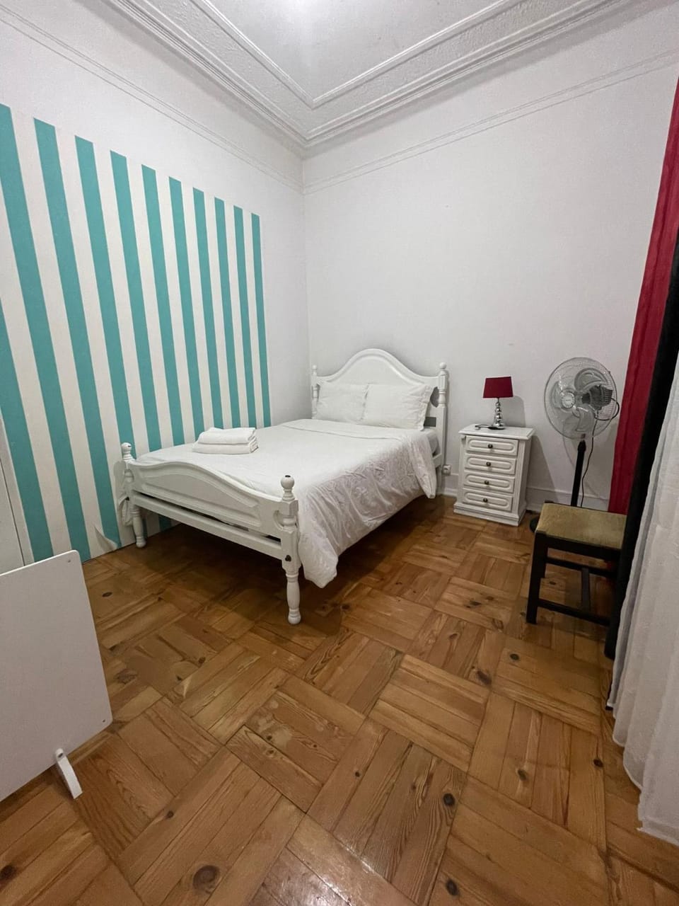 Nautic M1 R2 - Classy & Cozy Double Room with Shared Bathroom in Marques Pombal Bed and Breakfast in Lisbon