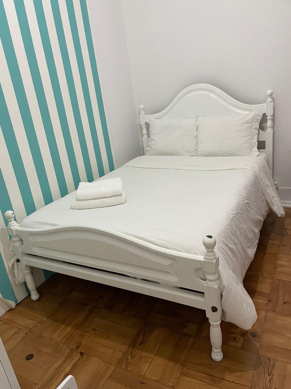 Nautic M1 R2 - Classy & Cozy Double Room with Shared Bathroom in Marques Pombal Bed and Breakfast in Lisbon