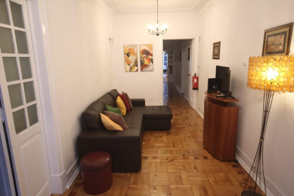 Bordeaux M1 R3 - Nice & Comfortable Double Room with Private Patio & Shared Bathroom Bed and Breakfast in Lisbon