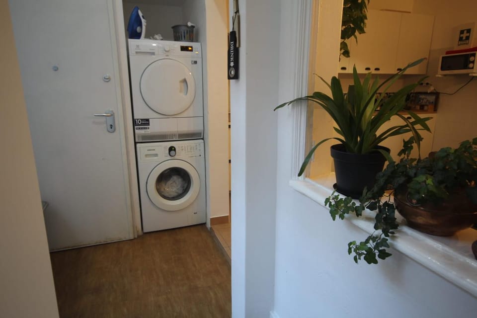 Bordeaux M1 R3 - Nice & Comfortable Double Room with Private Patio & Shared Bathroom Bed and Breakfast in Lisbon