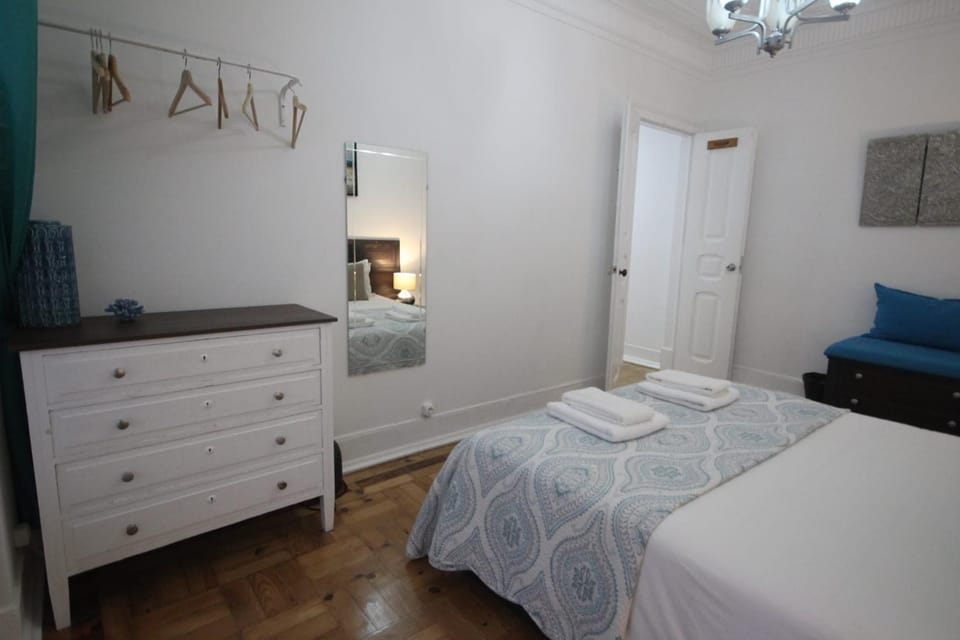 Ocean M1 R4 - Large Double Room with shared Bathroom in City Center Bed and Breakfast in Lisbon