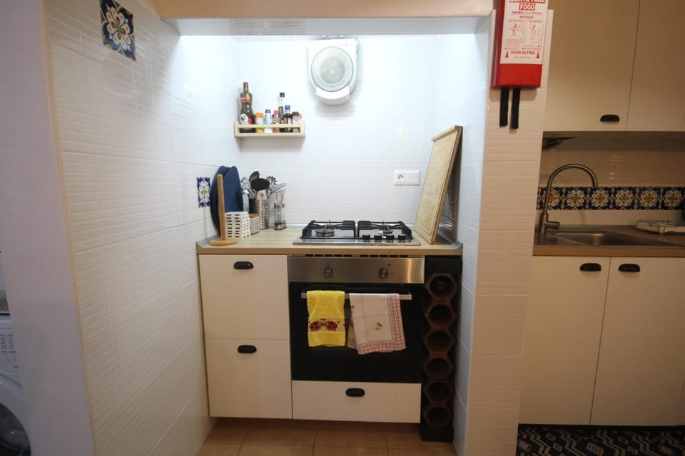 Ocean M1 R4 - Large Double Room with shared Bathroom in City Center Bed and Breakfast in Lisbon