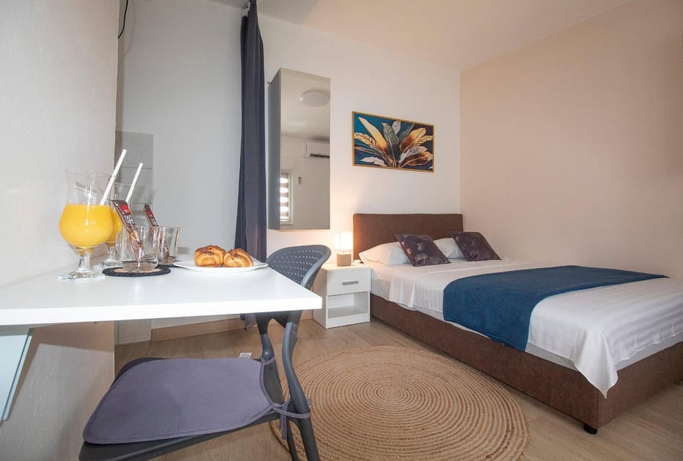 Bed, Dining area