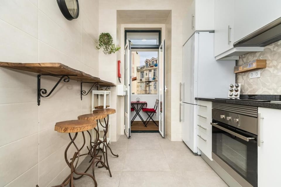Groovy M2 R3 - Amazing Double Room with En-suite Bathroom Bed and Breakfast in Lisbon